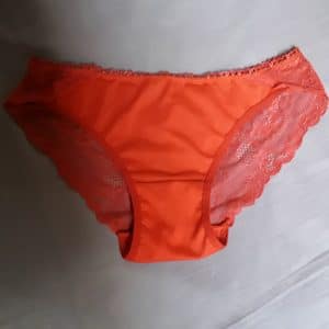 Culotte rouge, dentelle sur les fesses