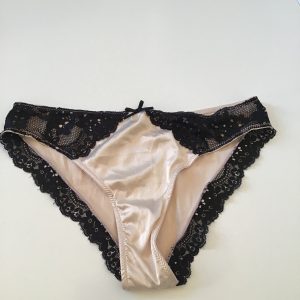 Dit moi comment tu veux ta Petite culotte en dentelle et en soie
