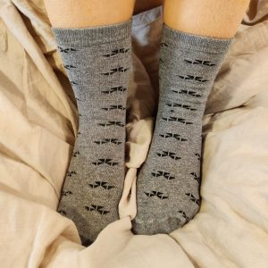 Chaussettes grises portées