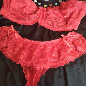 String + soutien gorge porté et/ou parfumés