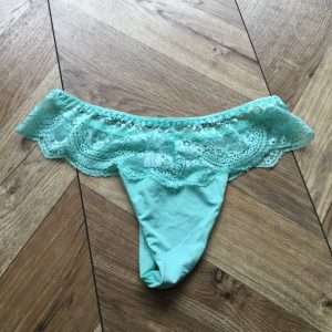 String avec quelques gouttes de sperme