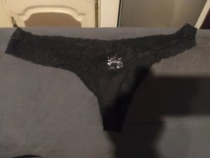 Petit string noir porté 2 jours avec ma petite odeur bien excitante