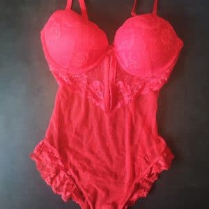Body rouge en dentelle très usé !!