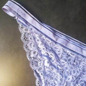 String parme avec dentelle