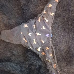 String noir à motifs