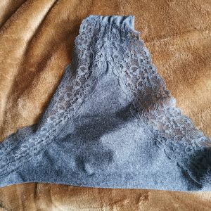 Tanga infirmière porte pendant le boulot