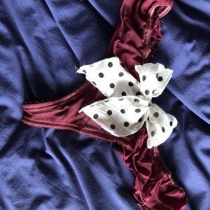 String bordeaux souillé