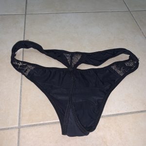 String porté une journée (après rapport sexuel intense)