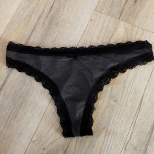 String noir et gris : mouille et ejac