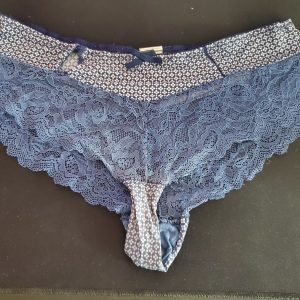 Culotte bleue en dentelle