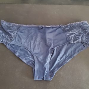 Culotte bleue avec dentelle sur le côté