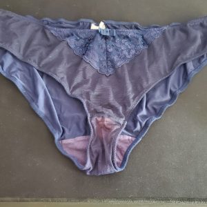 Culotte bleue motifs sur le devant