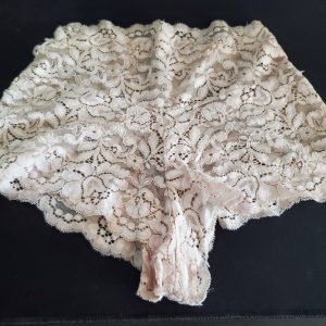 Culotte rosée en dentelle