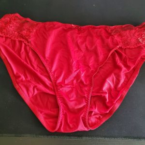 Culotte rouge avec dentelle sur le côté