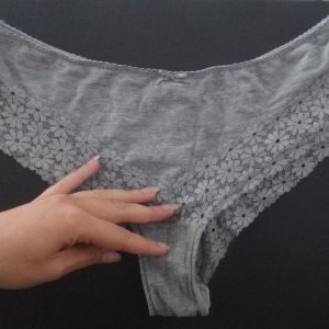 Petite culotte portée dans la forêt...