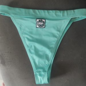 Bas de maillot de bain brésilien tâché de menstruation