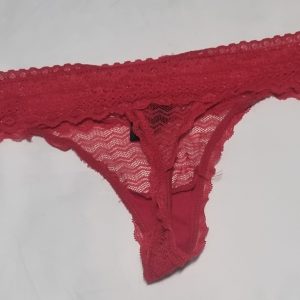 String rouge taille M