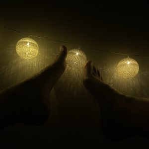 Mes pieds nus dans la pénombre