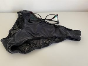 Petite culotte portée pour soirée entre étudiantes
