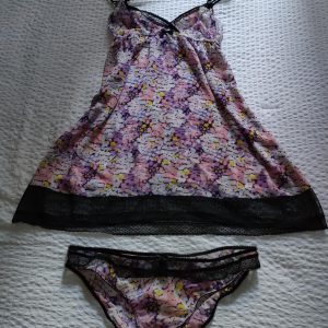 nuisette et sa petite culotte colorée
