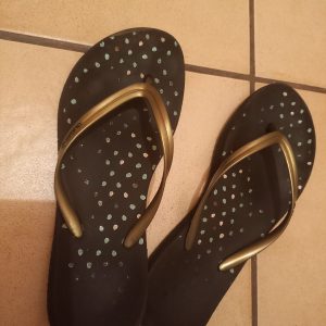 Vieille paire de tongs
