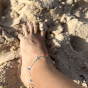 Je frotte mes petons bronzés dans le sable
