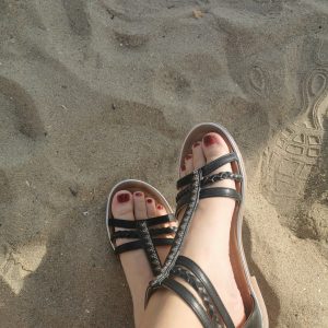 Mes pieds dans leurs sandales