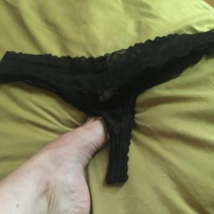 String noir dentelle