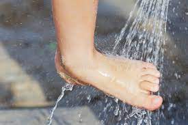 pied et jeu de jambes sous la douche