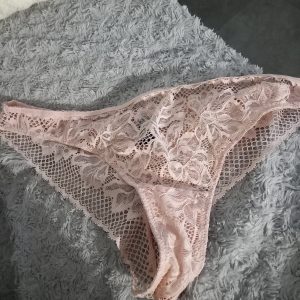Tanga porté pendant préliminaires