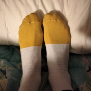 Photo de pieds en chaussettes jaunes