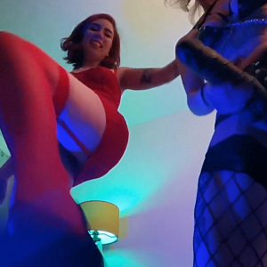 2 doms t'enculent en club bdsm