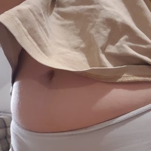 Petite cullotte blanche portée par une jeune fille