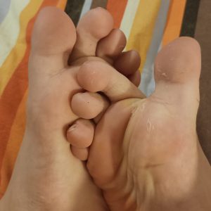 pieds jeune fille qui pèlent
