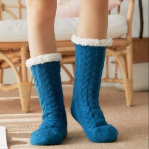 Photos de mes pieds avec un lot de chaussettes d'hiver de différentes couleures