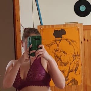 Petite culotte noire portée par une jeune fille