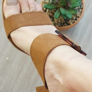 Pieds vernis avec talons