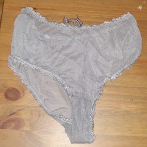 Vieille culotte trop grande- gris transparent