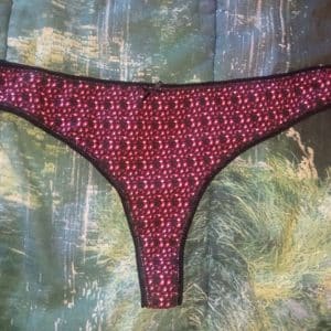 String noir à motif rouge