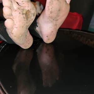 Mon soumis me nettoie mes pieds sale !