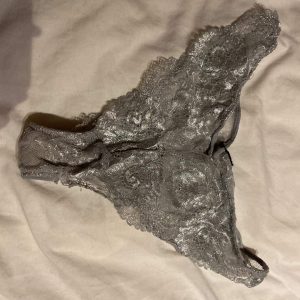 Ensemble culotte soutien gorge en dentelle souillé (+suppléments)
