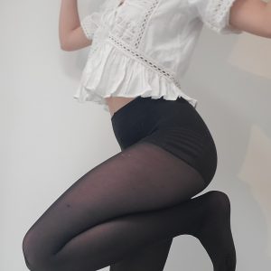 Collant noir fin porté 24h sans culotte...