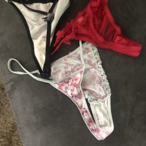 String et tanga prêt à l’emploi,à vos commandes