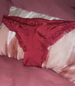 Culotte rouge satiné avec de la dentelle