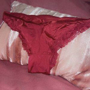 Culotte rouge satiné avec de la dentelle