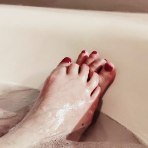 photo de mes pieds vernis rouge