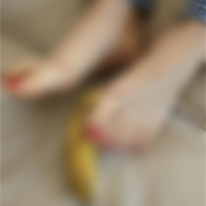 Je m'amuse avec mes pieds sur une banane