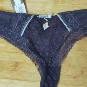 String bleu marine dentelle 🔵