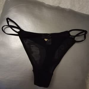 Mon string noir noeud et coeur