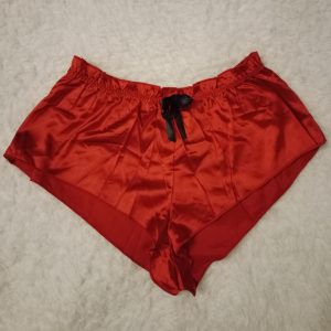 Mon short en satin rouge + vidéo ou photos de préparation sur demande